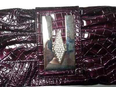 Hermoso bolso sin asas de cocodrilo sintético como cartera/bolso de transporte púrpura y hebilla oscilante Foto 1 de 4