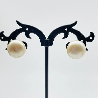 Aretes de perlas de imitación firmados por Monet clásicos perforados redondos tono dorado vintage Foto 1 de 4