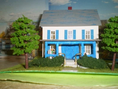 HO scale House White Blue Bachmann w/light detailed - Image 1 of 4