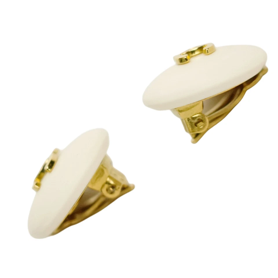 Brincos CHANEL marca coco botão branco e dourado clip-on redondo acessórios femininos - Imagem 1 de 4