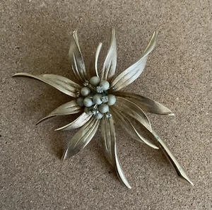 Spilla floreale vintage tono oro spazzolato con pietre tonde e strass color avorio - Foto 1 di 2