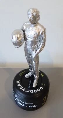 Дисплей фигурок и шинных статуэток Айртона Сенны ручной работы (БОЛЬШОЙ) - Изображение 1 из 4