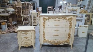 TRIS COMO' E COMODINI IN LEGNO DECORO PANNA E FOGLIA ORO CON CRISTALLI STRASS - Imagen 1 de 1