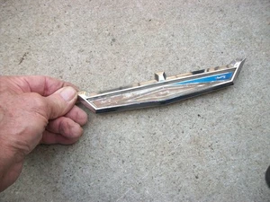 1963-1965 Ford Galaxie Fairlane Trunk Lid Super Nice Condition Chrome Emblem - Foto 1 di 5