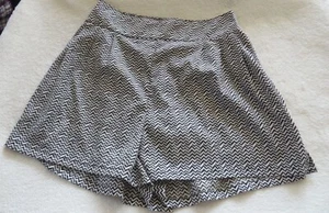 Neu ohne Etikett American Eagle Damen schwarz/weiß/grau Polyester Zick-Zack Freizeitshorts Gr. S - Bild 1 von 4