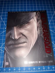 Cubierta blanda de la guía oficial completa de Metal Gear Solid 4 - Imagen 1 de 2