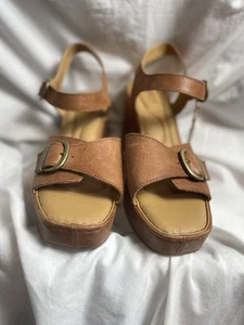 Sandalias recién nacidas para mujer talla 10 cuero tostado plataforma hebilla de cuña - Imagen 1 de 6