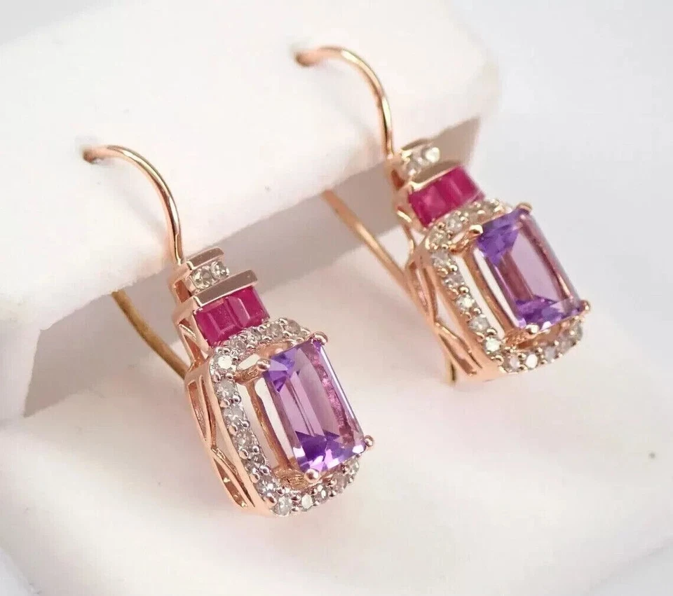 Pendientes colgantes de halo de amatista creados en laboratorio con corte esmeralda de 4 quilates enchapados en oro amarillo de 14 quilates Foto 1 de 2