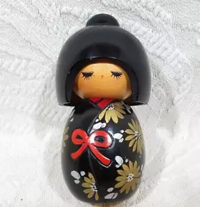 MUÑECA KOKESHI JAPONESA DE COLECCIÓN DE MADERA PINTADA A MANO ORO CRISANTEMO FLOR KIMONO - Imagen 1 de 16