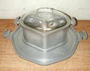 VINTAGE GUARDIAN SERVICE CAST ALUMINUM TRIANGLE DUTCH OVEN WITH 13" PLATTER TRAY - Picture 1 of 11