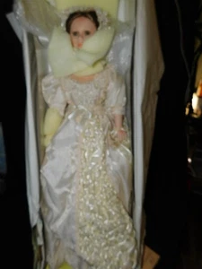 "Muñeca novia de porcelana vintage de 30"" Seymour Mann con soporte y certificado de autenticidad nueva en caja original" - Imagen 1 de 10