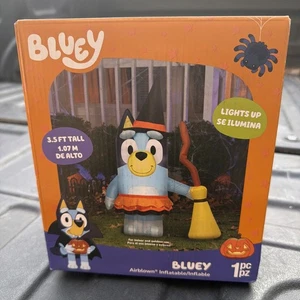 Bluey In A Witch Kostüm 3,5 Fuß Halloween luftgeblasen aufblasbar Gemmy beleuchtet Neu im Karton - Bild 1 von 2