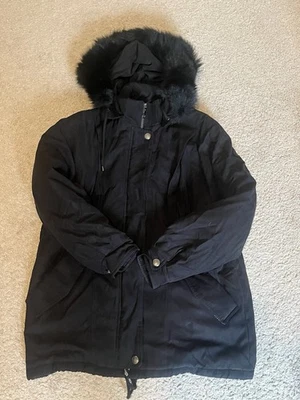  Abrigo con capucha parka negra grande St. John’s Bay Petite para mujer con ribete de piel sintética Foto 1 de 3
