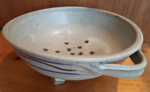 Handgefertigte Kunstkeramik Sieb Beerenschale blau/braun Streifen signiert 7,5 Zoll - Bild 1 von 14