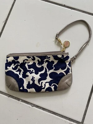 Muñequera Lilly Pulitzer azul y mientras. Borde de cuero Foto 1 de 4