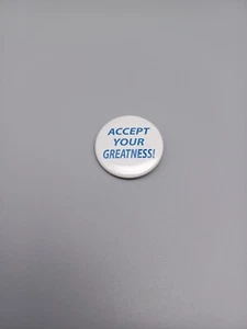 Botón Pin Vintage 1 1/2" Acepta Tu Grandeza Blanco y Azul - Imagen 1 de 4