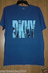 Camiseta DKNY para hombre con logotipo/gráficos S/S, color azul, talla M, nueva con etiquetas. 100% Auténtico  - Imagen 1 de 5