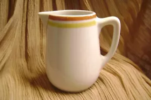 VINTAGE SYRAKUS PORZELLAN USA ROT, GELBE STREIFEN 4" HT. RESTAURANT WARE SAHNEKÄNNCHEN - Bild 1 von 7