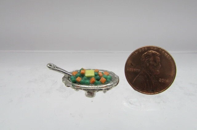 Casa de muñecas miniatura guisantes verdes y zanahorias en plato para servir con cuchara IM65733 Foto 1 de 1