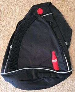 Mochila Coca Cola Triángulo Negra Ajustable Izquierda/Derecha - Imagen 1 de 8