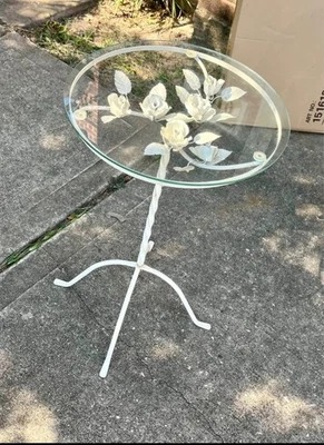 Mesa auxiliar / auxiliar vintage de hierro forjado con tapa de cristal y diseño de rosa Foto 1 de 4