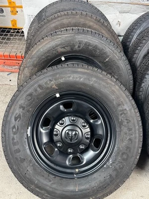 4 Dodge Ram 2500 3500 17” acero negro OEM 8 orejetas llantas neumáticos 68687568AA Foto 1 de 4