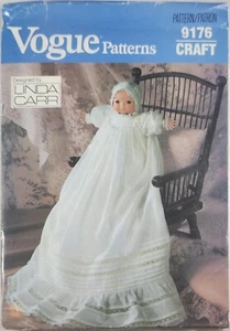 Vogue Craft Patrón 9176 Vestido de Bautizo Gorro Bragas Sin Mangas para Bebé Muñeca - Imagen 1 de 2