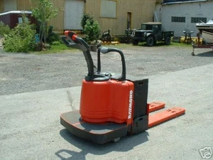 2004 RAYMOND FORKLIFT 2003 MODEL #112 JACK , 6000LB CAP. 24V W/BATTERY & CHARGER - Picture 1 of 3