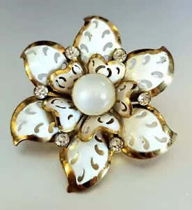 Vintage Coro White Enamel Flower Brooch Moonglow Ctr Rhinestones Pierced Gold T. - Picture 1 of 13