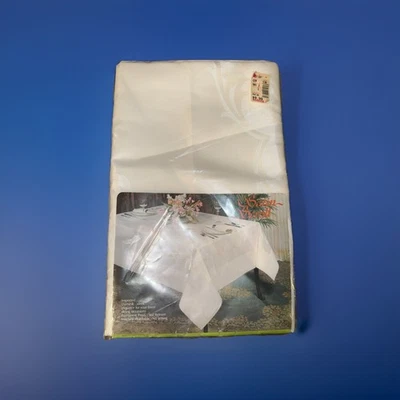 ¡Mantel blanco damasco importado rollo satinado nuevo en paquete! 61”x84” ovalado Foto 1 de 4