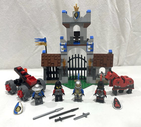 LEGO 70402 The Gatehouse Raid 100% with Manual, no box - 2013