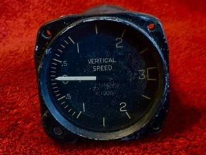 UNITED INST VERTICAL SPEED INDICATOR P/N 7030-50101 CESSNA P/N C661035-0101 - Foto 1 di 7