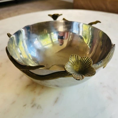 Cuenco para servir rama floral de latón aplicado y tono plateado Foto 1 de 4