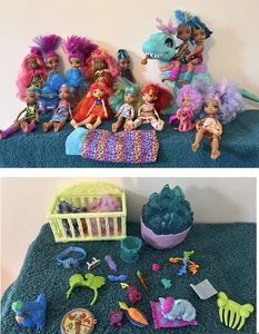 Mattel Cave Club Bambole e T-Rex e 14 Bambole con Accessori Lotto 30+ Pezzi - Foto 1 di 24