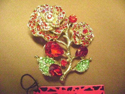 NUEVO CON ETIQUETAS - BROCHE BETSEY JOHNSON CRISTAL ROSA, HOJA DE FLOR TONO DORADO - VENDEDOR DE EE. UU. Foto 1 de 4