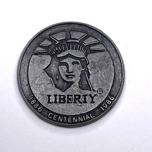 Prendedor de solapa Weingeroff Estatua de la Libertad Centenario 1886 1986 de colección color gris - Imagen 1 de 3