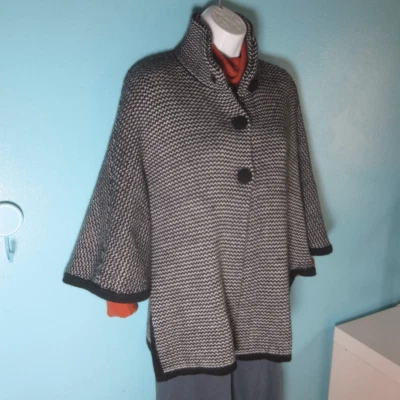 Capa Elim 100% Alpaca Tejida Blanco y Negro "Talla Única" Botón Frontal - Cálida y Suave Foto 1 de 4