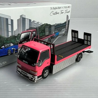 Camión de remolque de plataforma plana Peako Isuzu 1/64 YES X rosa inicial D  Foto 1 de 2