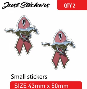 2 x Insignia Ford Mustang con Cinta Rosa Concientización sobre el Cáncer Pegatina, Bomba - Imagen 1 de 1