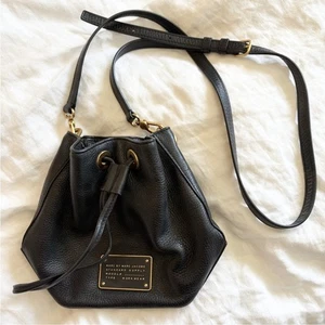 Marc Jacobs Umhängetasche schwarz Leder Bucket gebraucht, in einwandfreiem Zustand - Bild 1 von 8