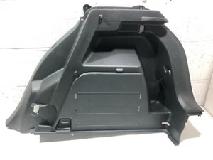 ŠKODA FABIA 2016 MALETERO TRASERO ALMACENAMIENTO MOLDURA CUBIERTA PANEL LADO DERECHO CONDUCTOR/2014-ON - Imagen 1 de 8