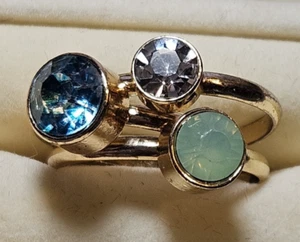Trio goldfarbene Ringe mit zentralen blau-grünen klaren Strasssteinen Gr. 9 - Bild 1 von 6