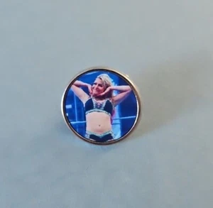 WWE ALEXA BLISS BEAUTIFUL METAL PIN SEXY WOMAN SUPERSTAR DIVA - Photo 1 sur 2