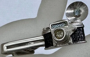 VINTAGE ESTATE ENAMEL SILVER TONE PHOTO CAMERA TIE BAR CLIP SIGNED - Picture 1 of 8