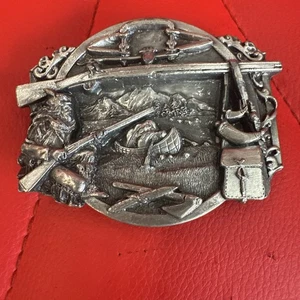 Pistola Siskiyou Buckle Co. INC Hebilla de cinturón de peltre Tramperos de piel de colección 1984 O-20 - Imagen 1 de 4