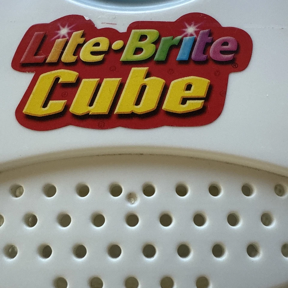 Hasbro LITE BRITE CUBE с колышками Hasbro свет яркие тонны колышков! Работает! винтажный - Изображение 1 из 4