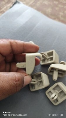 Parasol Soporte a Presión Clip Retenedor Crema SUZU Chevrolet GM Parte Original 2x Foto 1 de 4