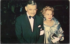 Postal de Hollywood vintage de los años 50 de CLARK GABLE "El Rey" con esposa Kay Gable - Imagen 1 de 2