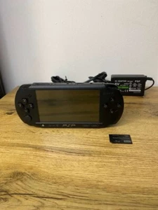 PSP Street Konsole schwarz + 2GB Sony Speichercard - Bild 1 von 12