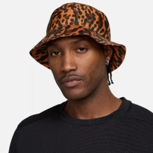 NUEVO CON ETIQUETAS NIKE DriFit APEX BUCKET SOMBRERO Estampado Animal Verano Gorra para el Sol FQ6847-013 Unisex OS - Imagen 1 de 5